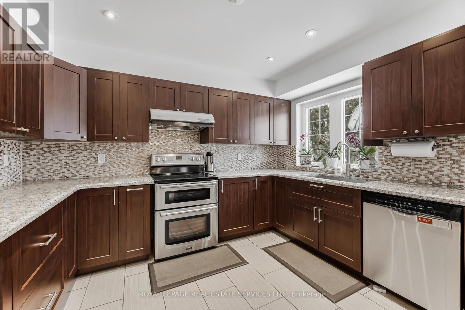 478 Wilson Height Boulevard, Toronto, Ontario  M3H 2V5 - Photo 10 - W12899734