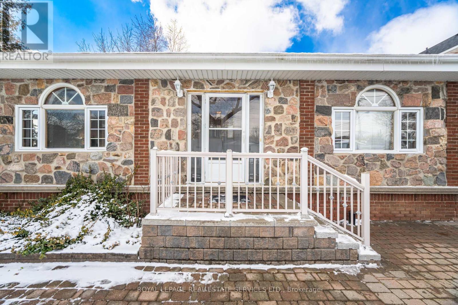 478 Wilson Height Boulevard, Toronto, Ontario  M3H 2V5 - Photo 2 - W12899734