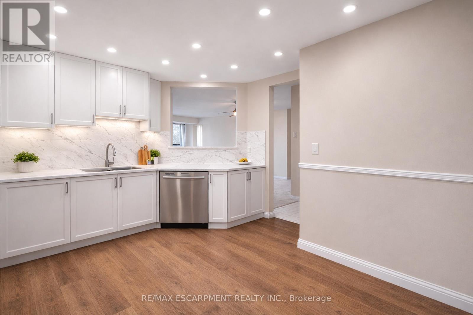 302 - 5070 Pinedale Avenue, Burlington, Ontario  L7L 5V6 - Photo 4 - W12899742