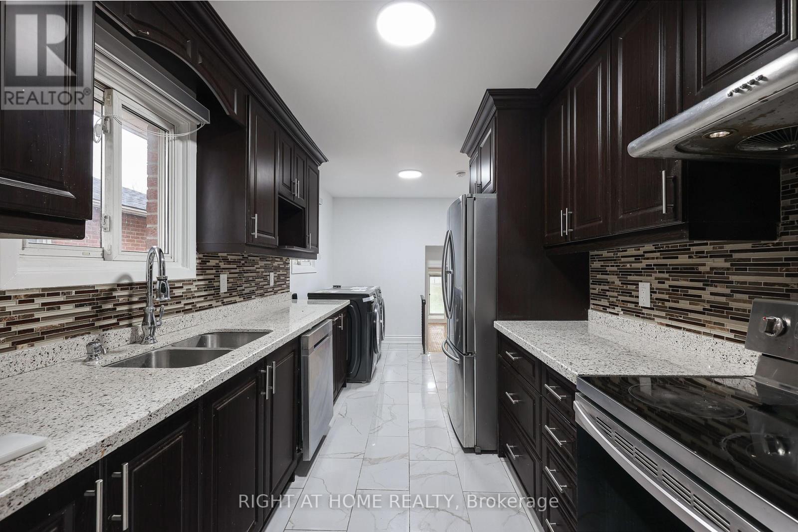 Upper - 3783 Keenan Crescent, Mississauga, Ontario  L4T 3M1 - Photo 3 - W12899810