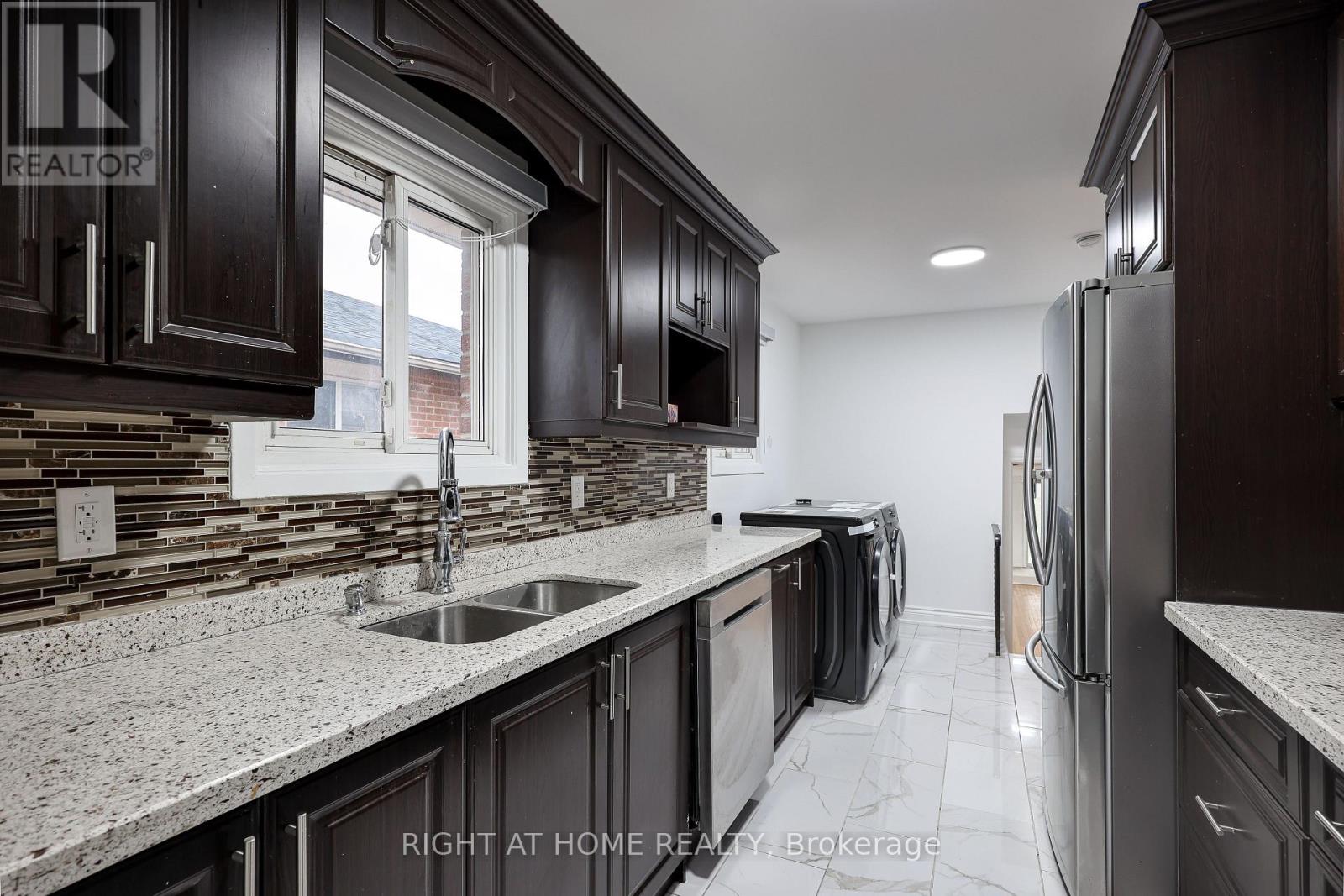 Upper - 3783 Keenan Crescent, Mississauga, Ontario  L4T 3M1 - Photo 5 - W12899810