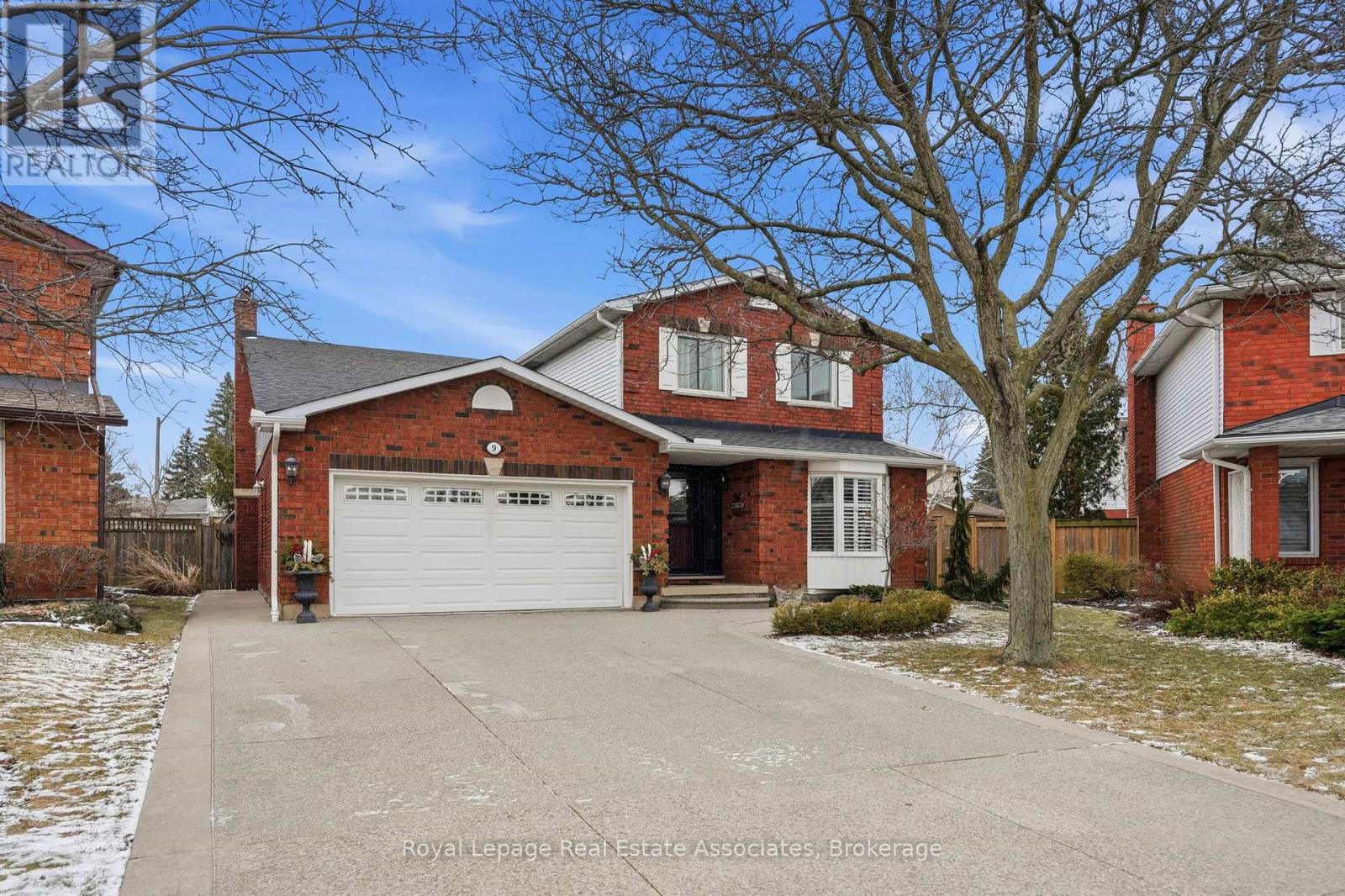 9 WALDORF COURT, Hamilton, Ontario
