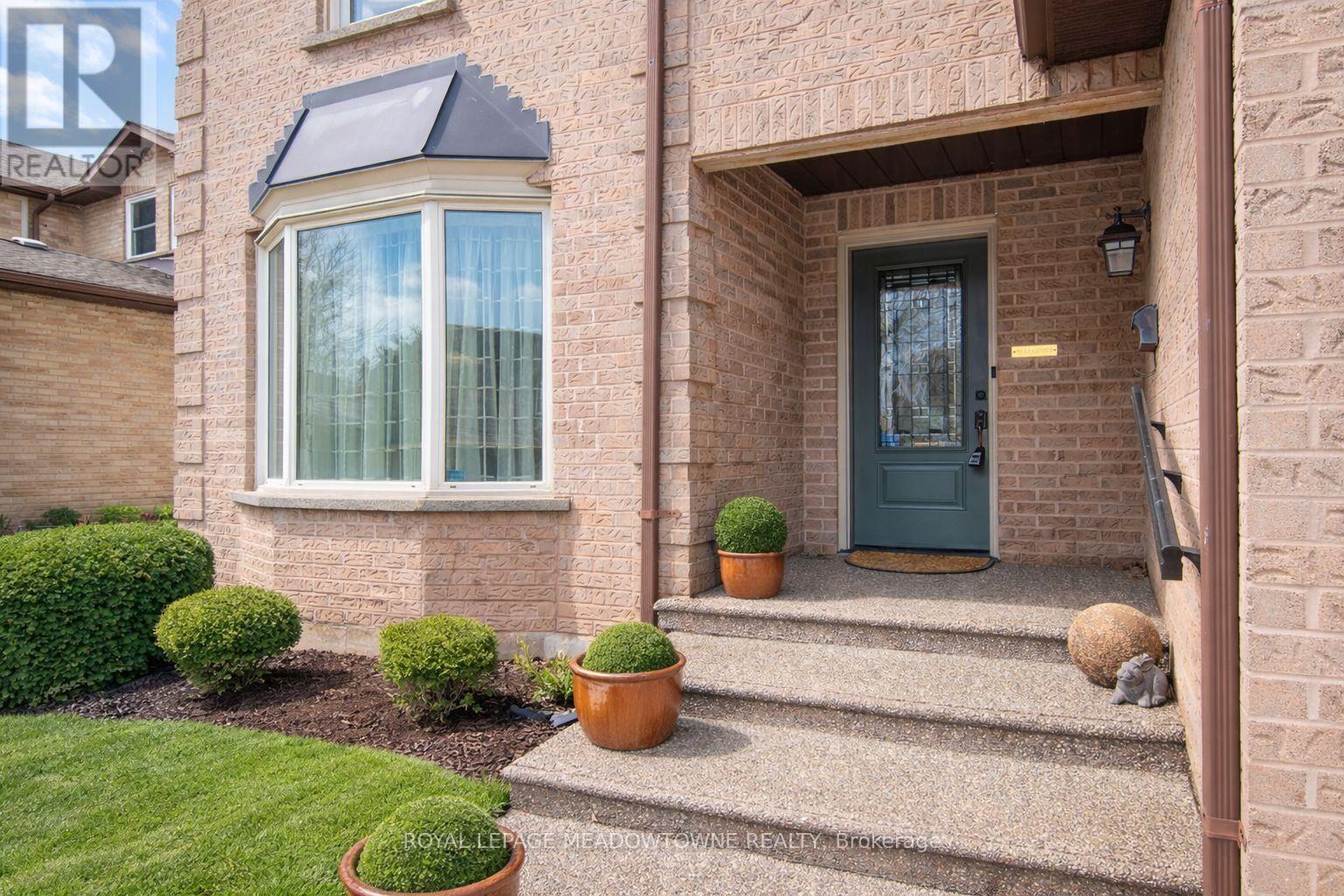 3215 Pinemeadow Drive, Burlington (Headon), Ontario  L7M 2N6 - Photo 3 - W12899048