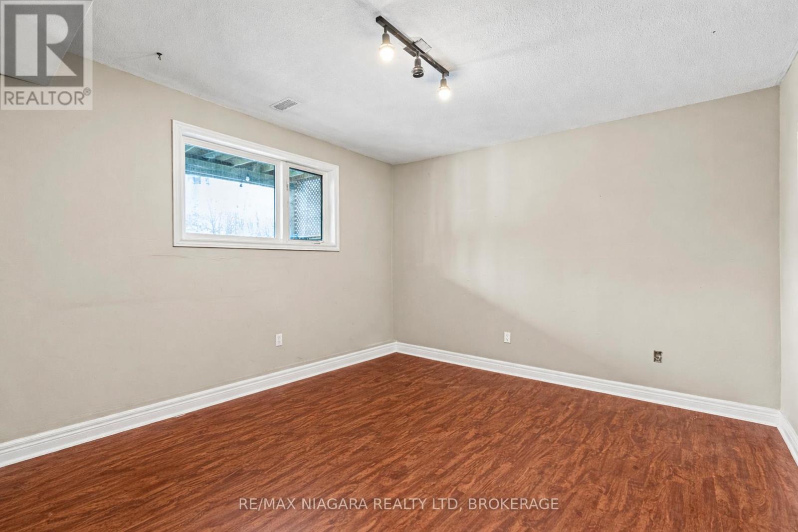 7852 Charnwood Avenue, Niagara Falls (Dorchester), Ontario  L2H 3E2 - Photo 32 - X12898526