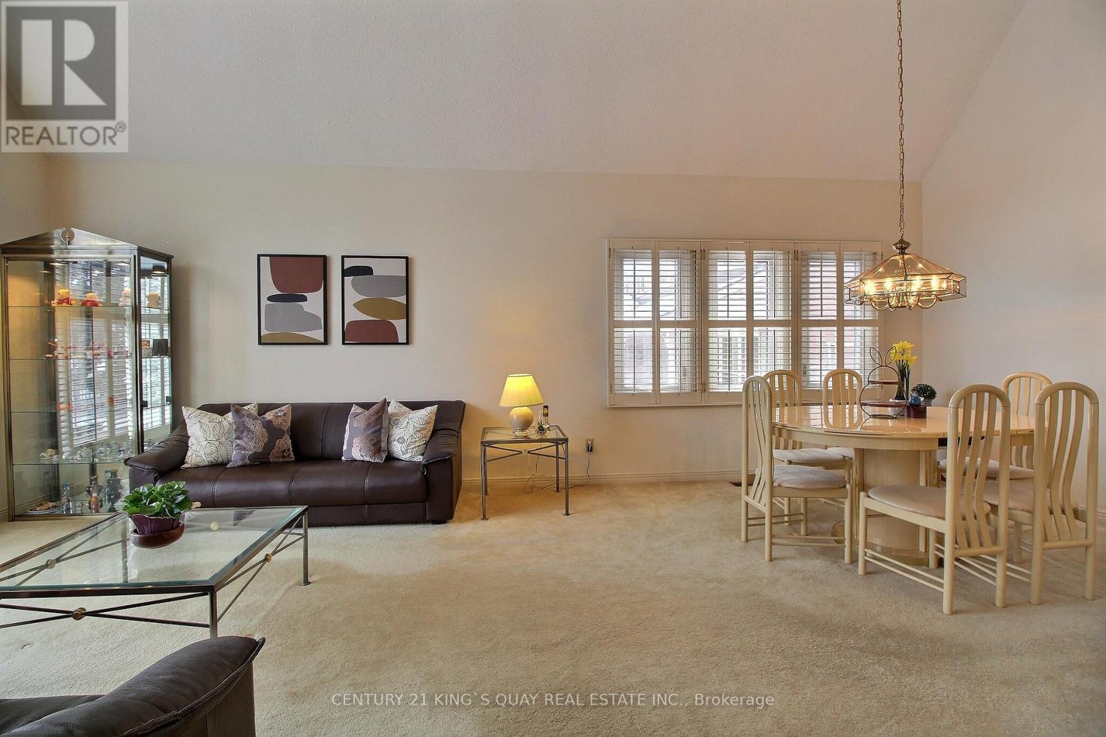 122 Longwater Chase, Markham, Ontario  L3R 6C4 - Photo 3 - N12898978