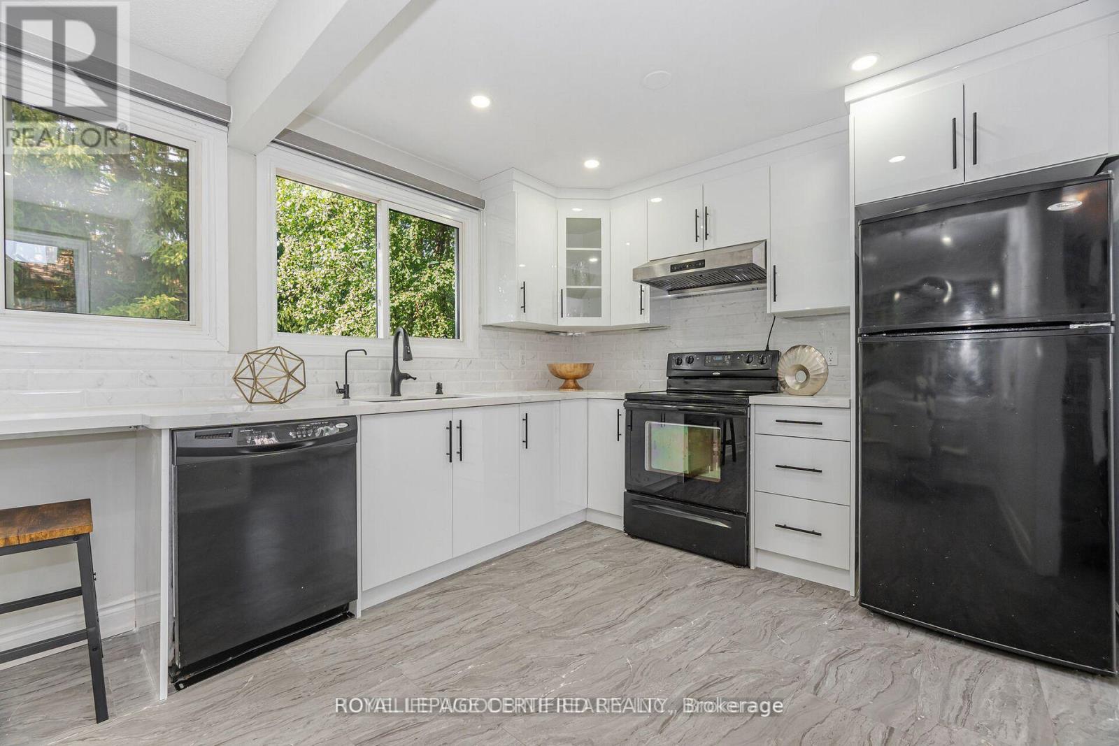 22 Highview Trail, Brampton, Ontario  L6S 1P5 - Photo 4 - W12858250