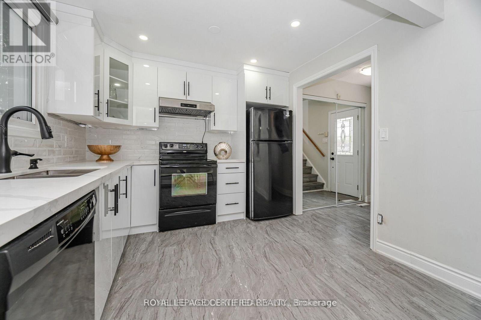 22 Highview Trail, Brampton, Ontario  L6S 1P5 - Photo 6 - W12858250