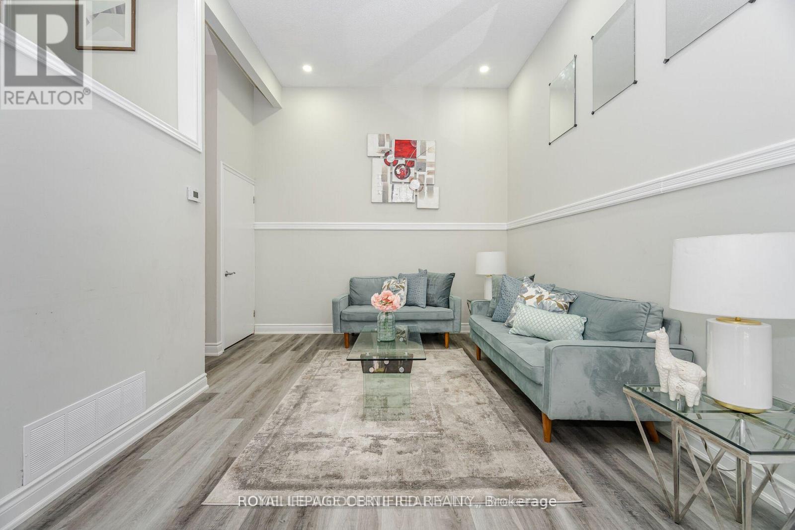 22 Highview Trail, Brampton, Ontario  L6S 1P5 - Photo 7 - W12858250