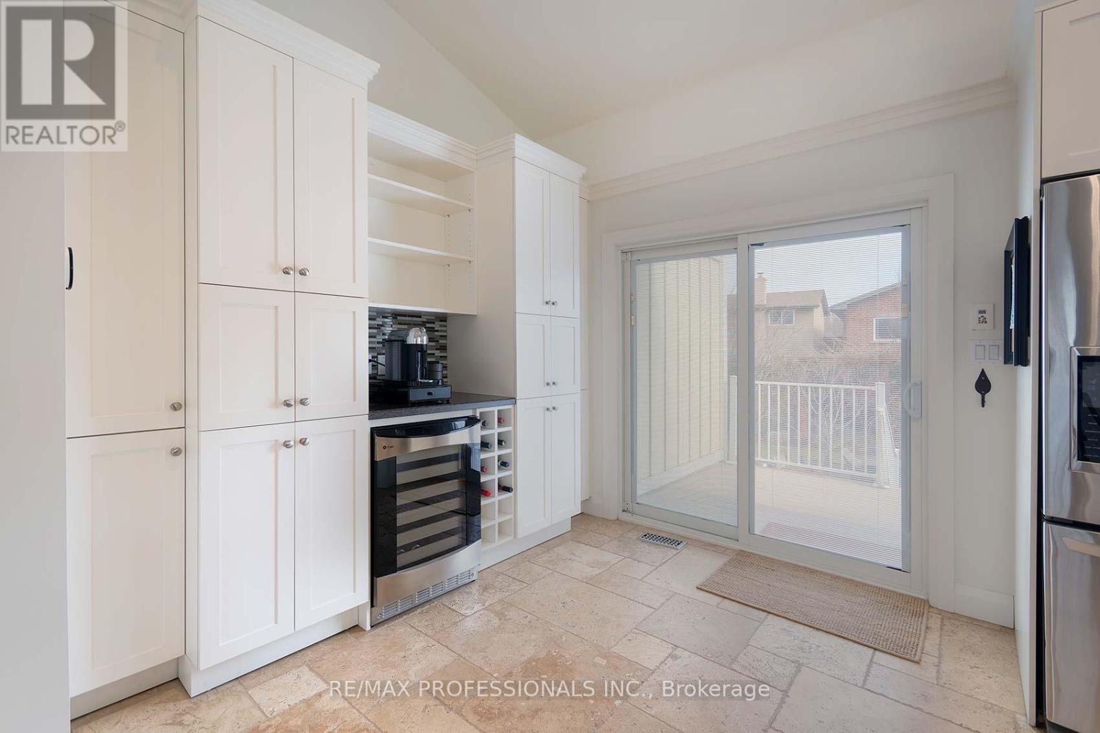 321 Wendy Lane, Oakville, Ontario  L6L 4P9 - Photo 8 - W12899956