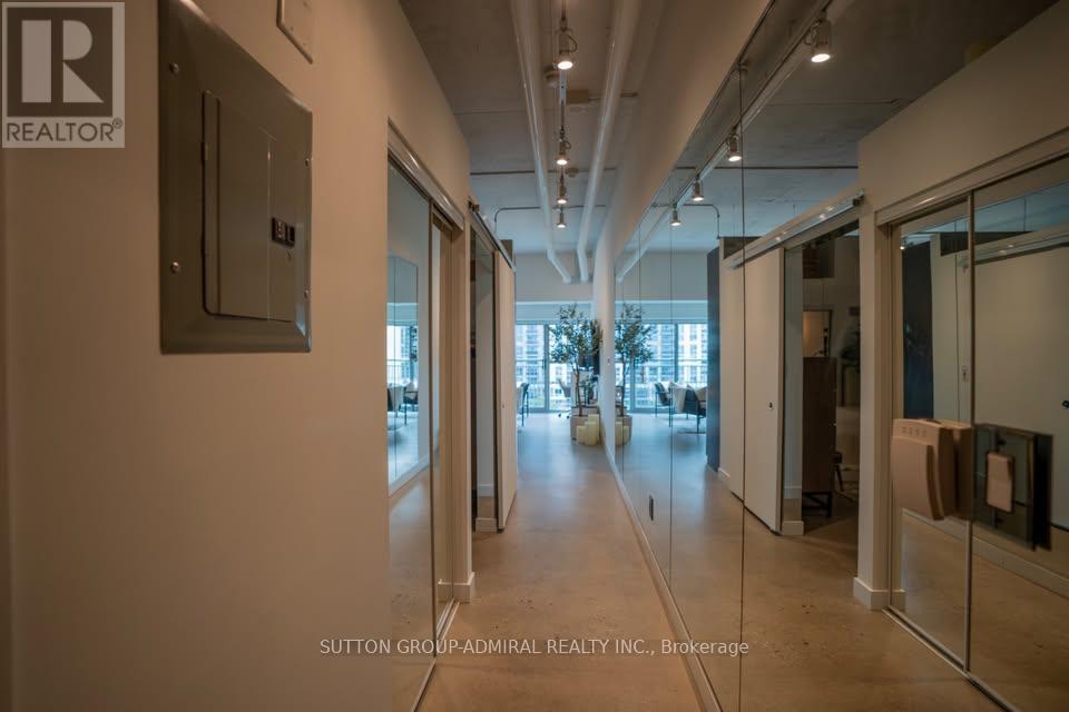 717 - 2 Fieldway Road, Toronto (Islington-City Centre West), Ontario  M8Z 0B9 - Photo 2 - W12900076