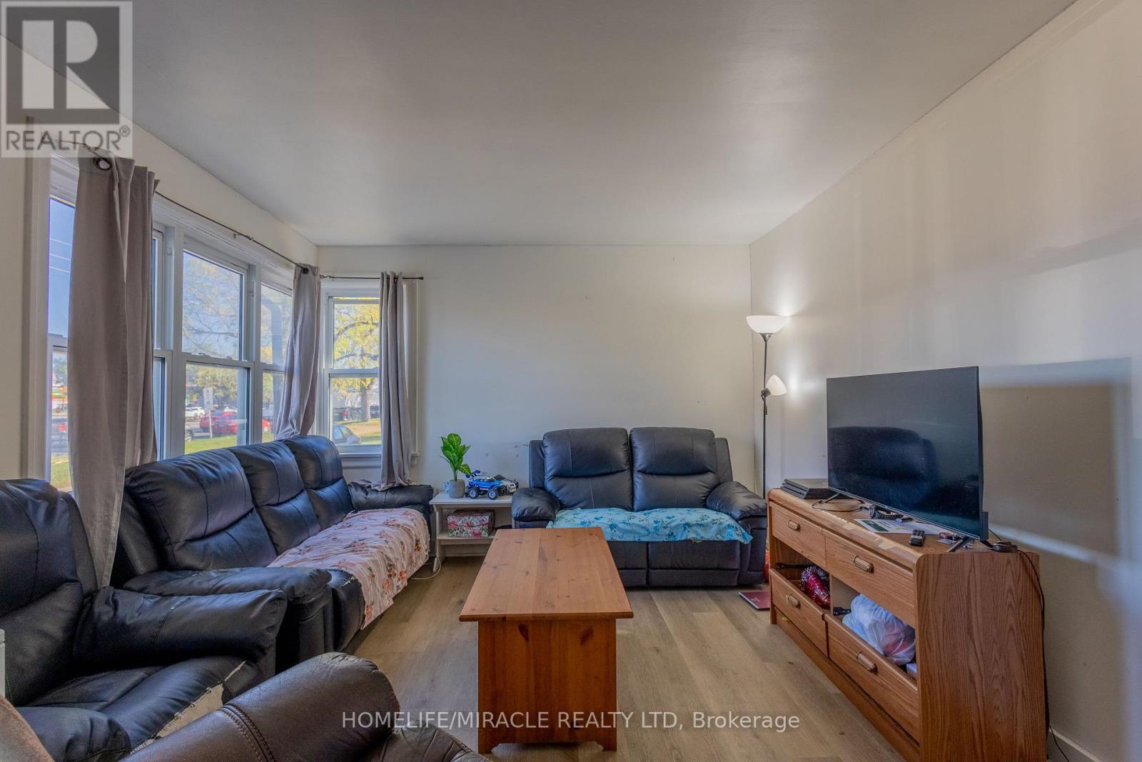 437 Clarke Road, London East (East H), Ontario  N5W 5G6 - Photo 2 - X12900084