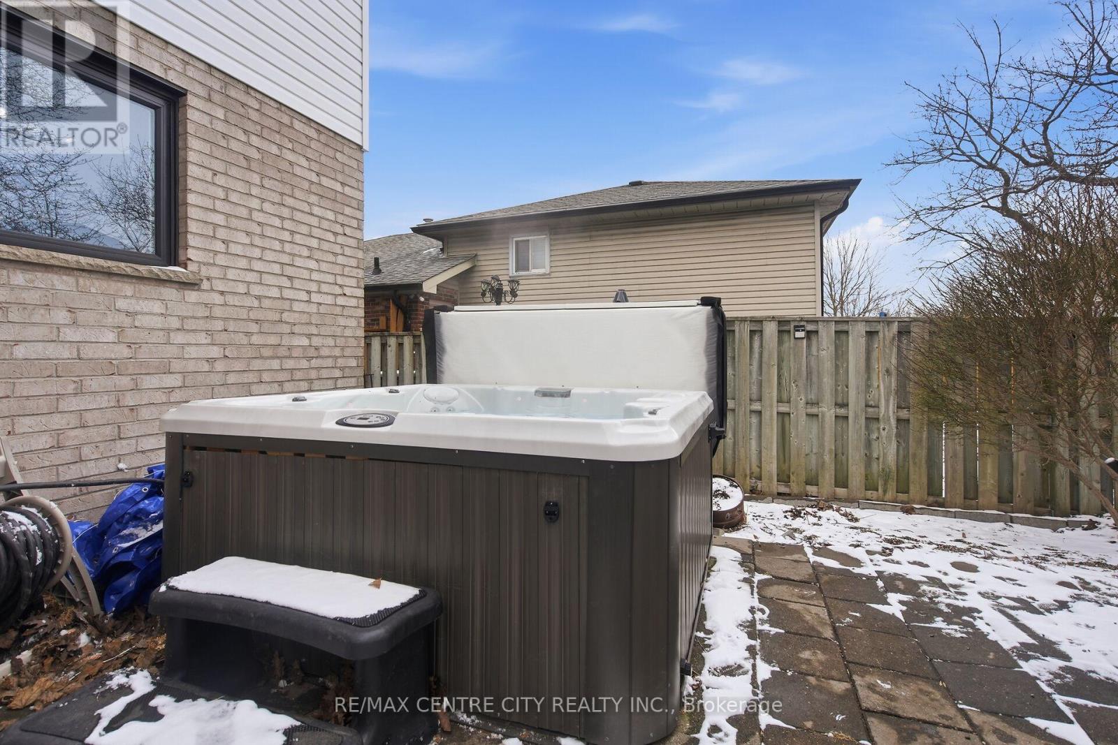 2 Stoneycreek Crescent, London North, Ontario  N5X 3X4 - Photo 33 - X12900192