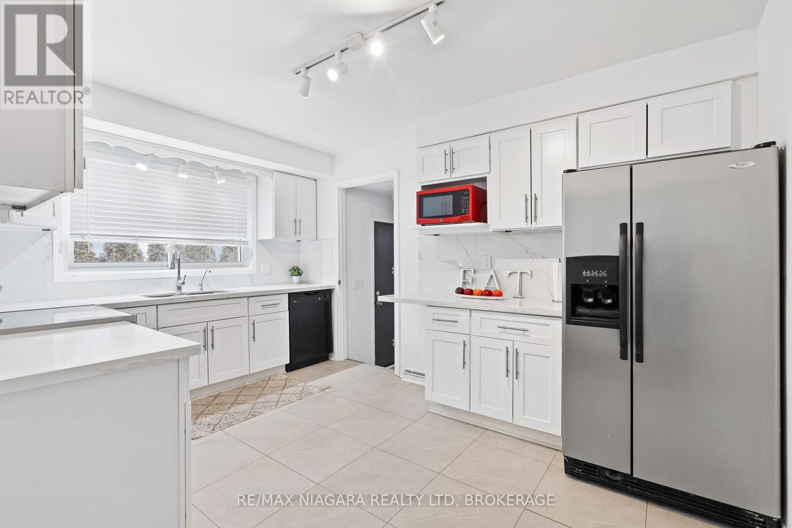 4 Tanner Circle, St. Catharines (Lakeshore), Ontario  L2N 3M9 - Photo 10 - X12900142