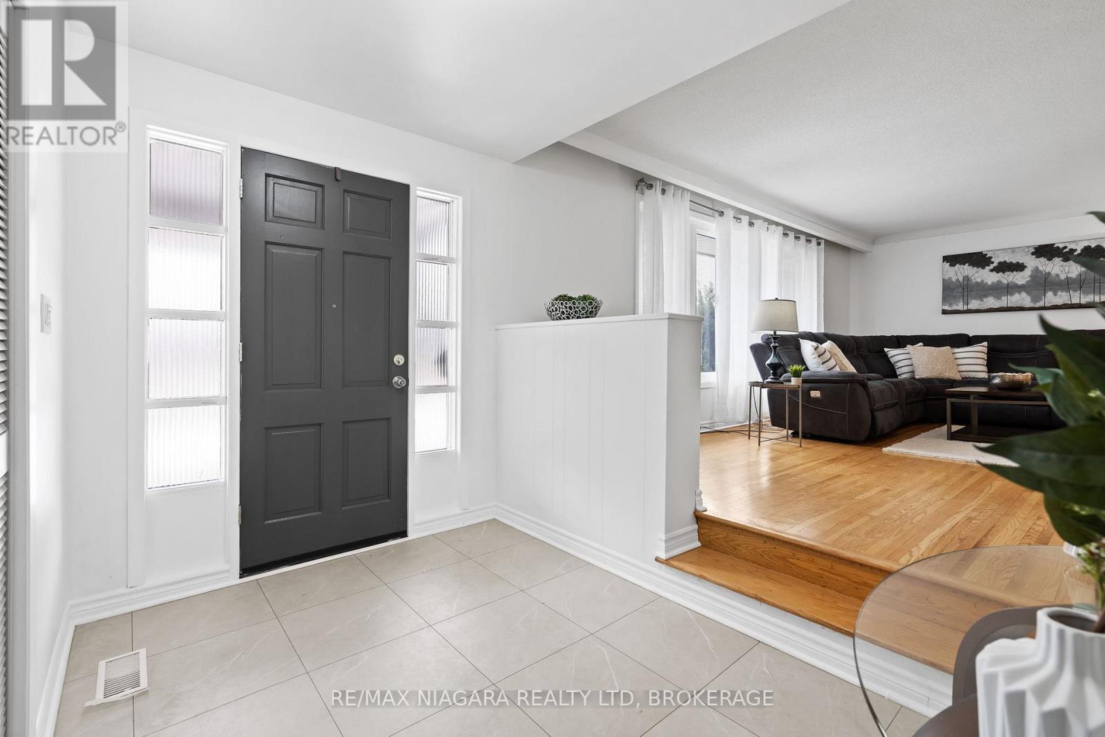 4 Tanner Circle, St. Catharines (Lakeshore), Ontario  L2N 3M9 - Photo 4 - X12900142