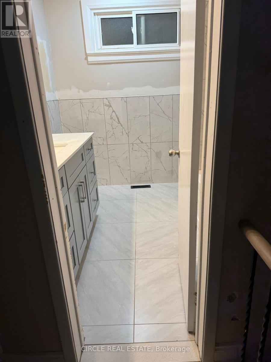 Level 01- 3bed 2.5 Bath - 3592 Swirlingleaves Crescent, Mississauga, Ontario  L4Y 3P8 - Photo 34 - W12899516