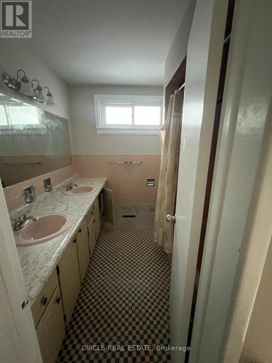 Level 01- 3bed 2.5 Bath - 3592 Swirlingleaves Crescent, Mississauga, Ontario  L4Y 3P8 - Photo 27 - W12899516