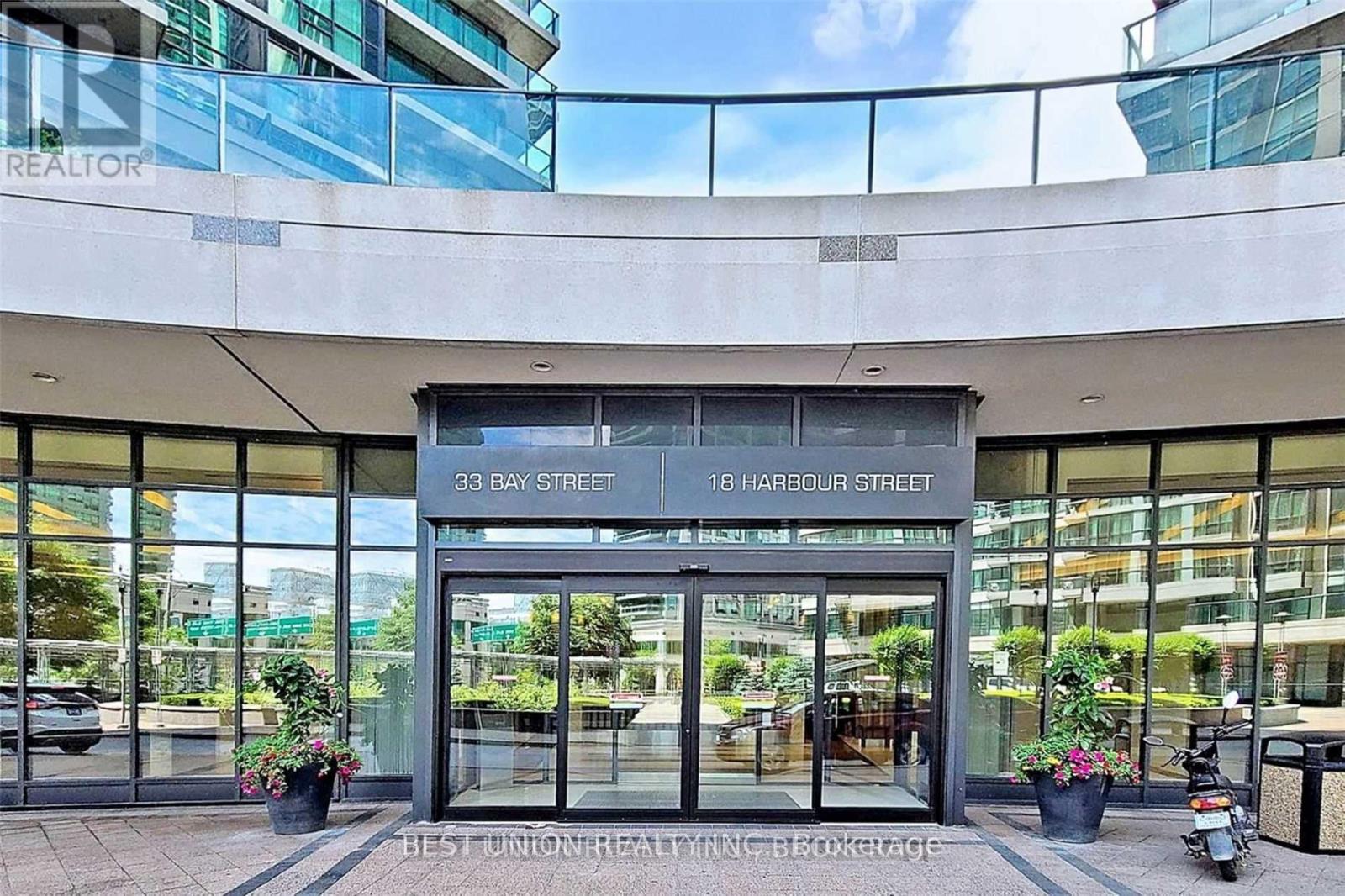 1801 - 33 Bay Street, Toronto (Waterfront Communities), Ontario  M5J 2Z3 - Photo 2 - C12900218