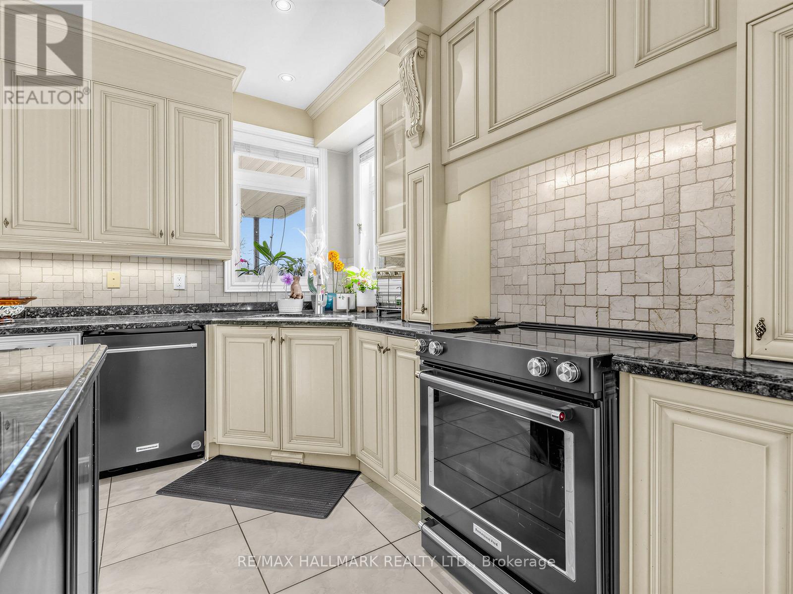 69 B Elm Grove Avenue, Richmond Hill, Ontario  L4E 2V4 - Photo 7 - N12870378