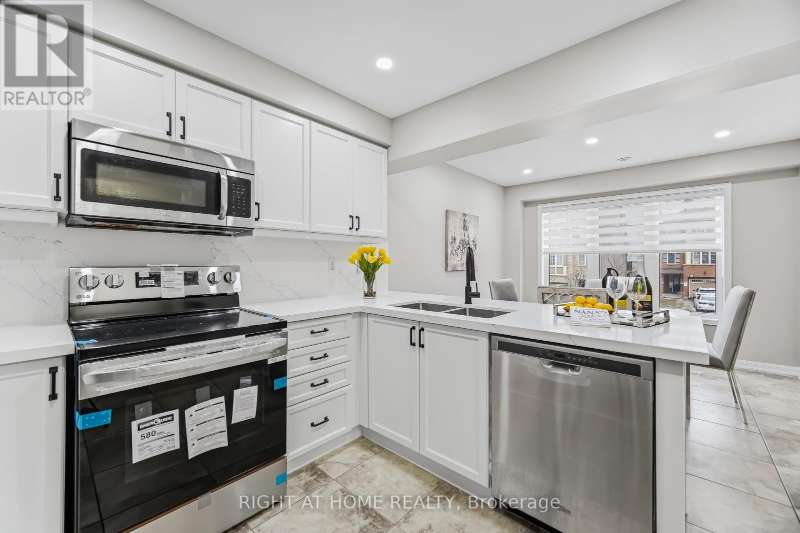 10 Vanhorne Close, Brampton, Ontario  L7A 0X7 - Photo 11 - W12900220