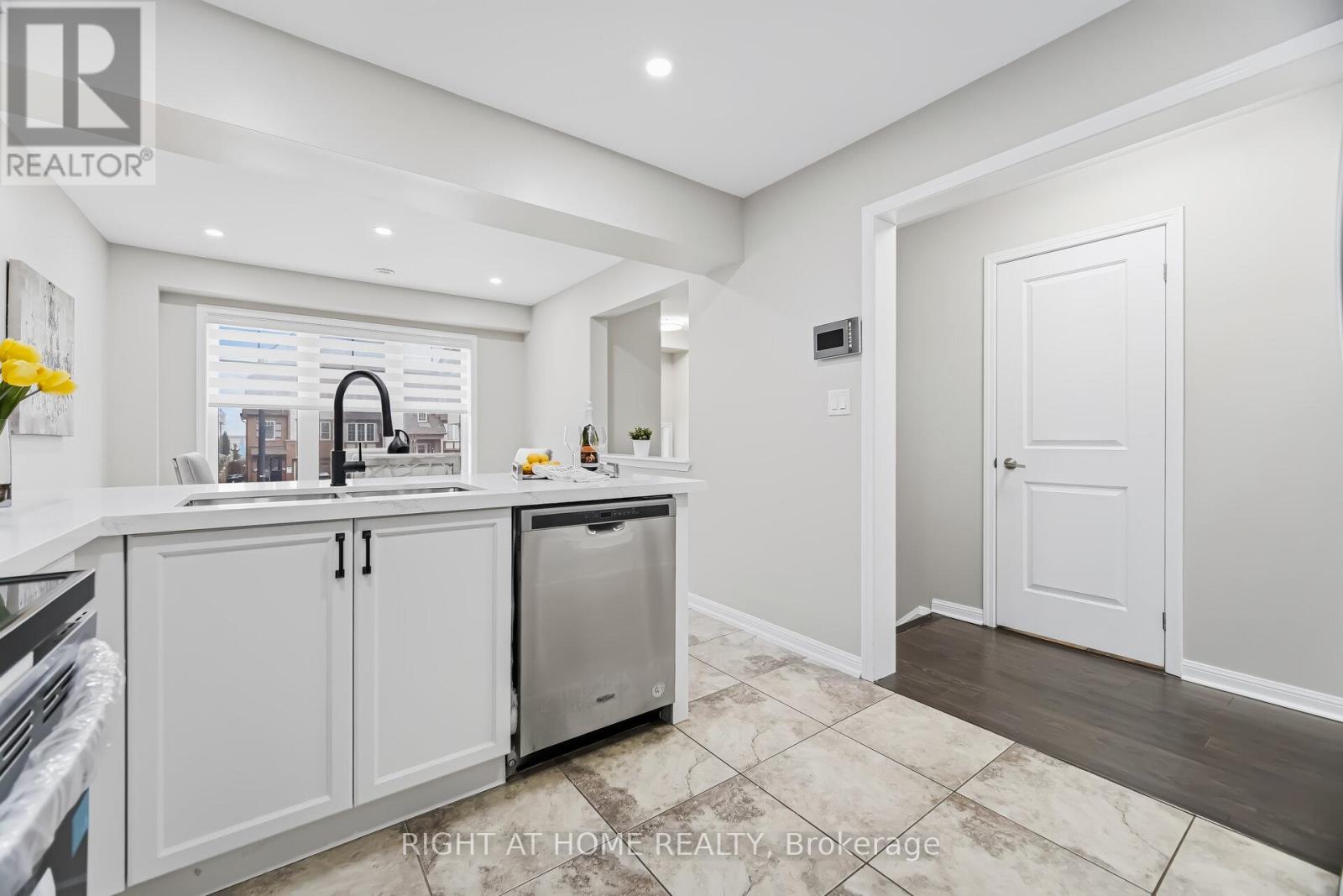 10 Vanhorne Close, Brampton, Ontario  L7A 0X7 - Photo 13 - W12900220