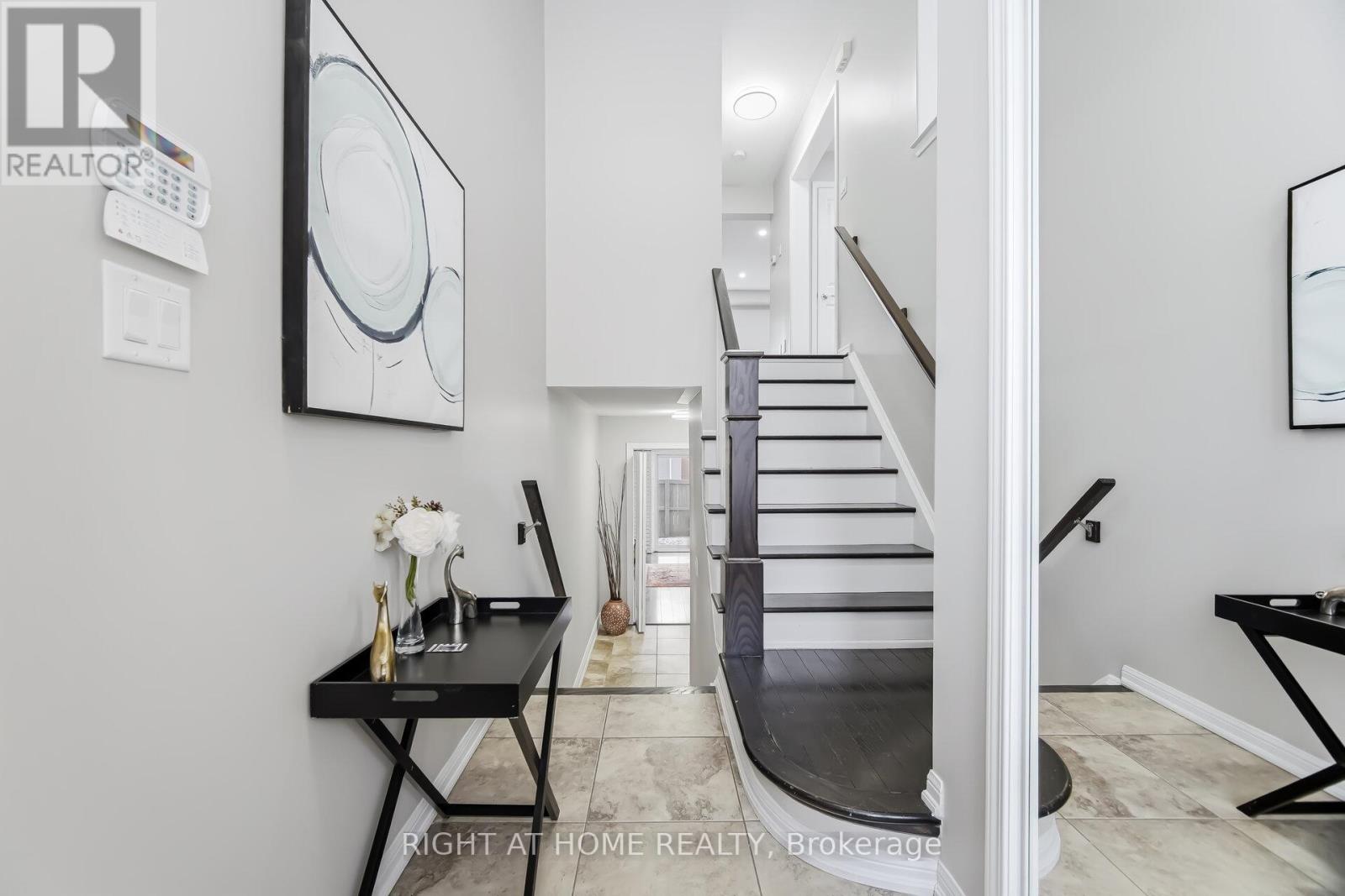 10 Vanhorne Close, Brampton, Ontario  L7A 0X7 - Photo 6 - W12900220