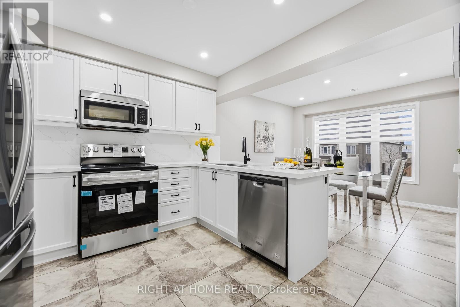 10 Vanhorne Close, Brampton, Ontario  L7A 0X7 - Photo 9 - W12900220