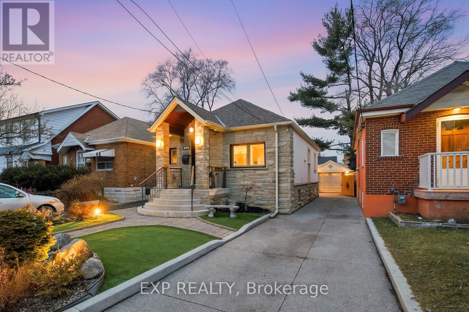 32 Victoria Boulevard, Toronto, Ontario  M6M 2C1 - Photo 2 - W12900290