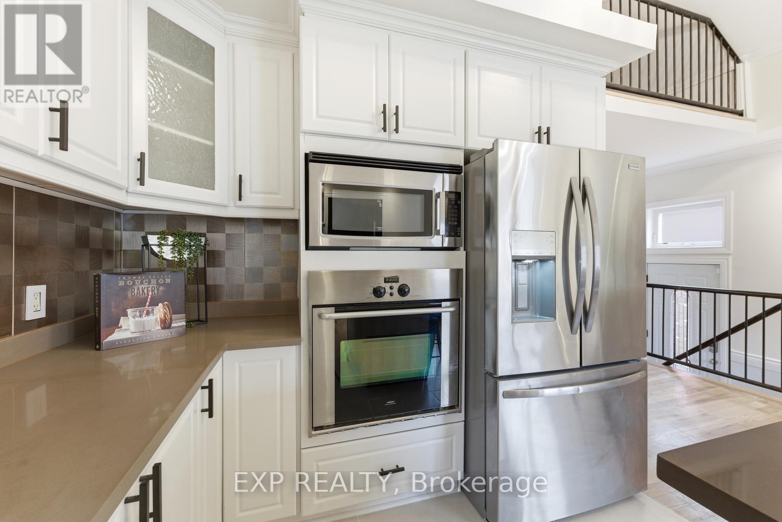 32 Victoria Boulevard, Toronto, Ontario  M6M 2C1 - Photo 7 - W12900290