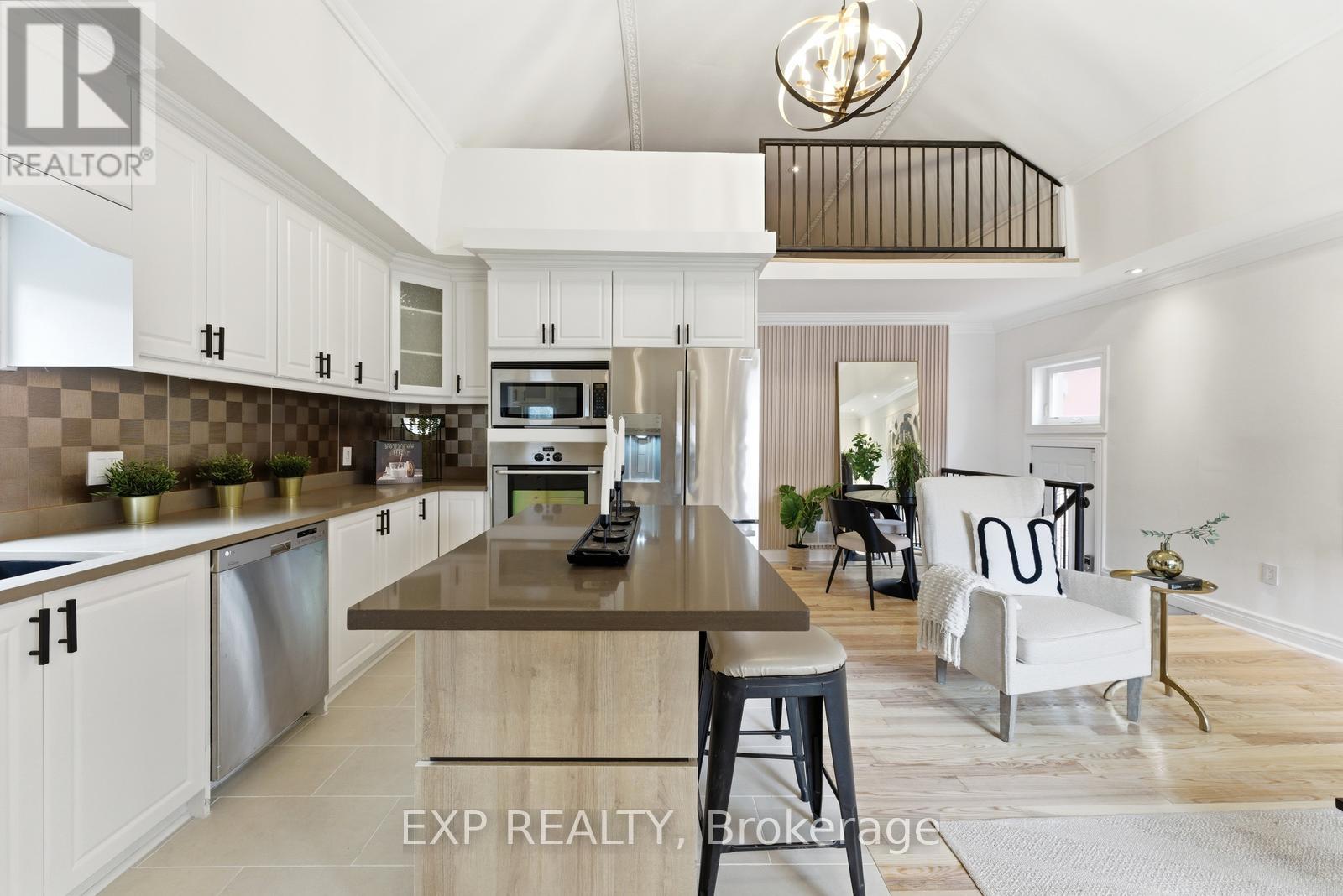 32 Victoria Boulevard, Toronto, Ontario  M6M 2C1 - Photo 8 - W12900290