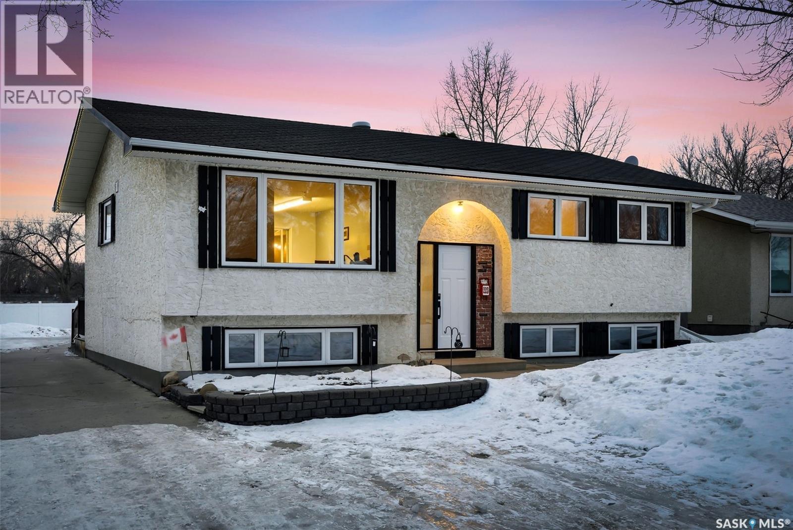 223 Trifunov Crescent, Regina, Saskatchewan  S4R 7C8 - Photo 2 - SK030838