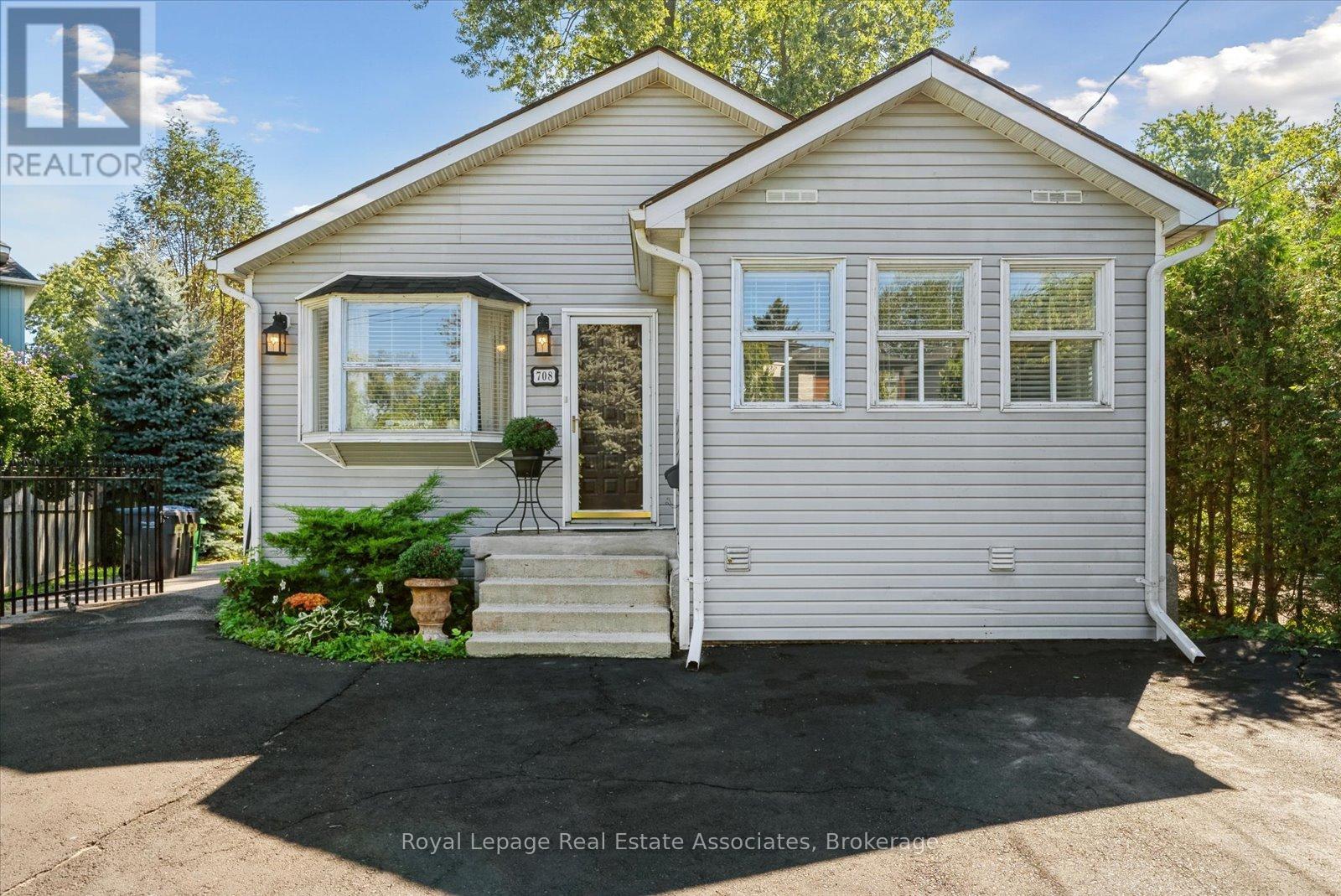 708 Montbeck Crescent, Mississauga, Ontario  L5G 1P3 - Photo 3 - W12848164