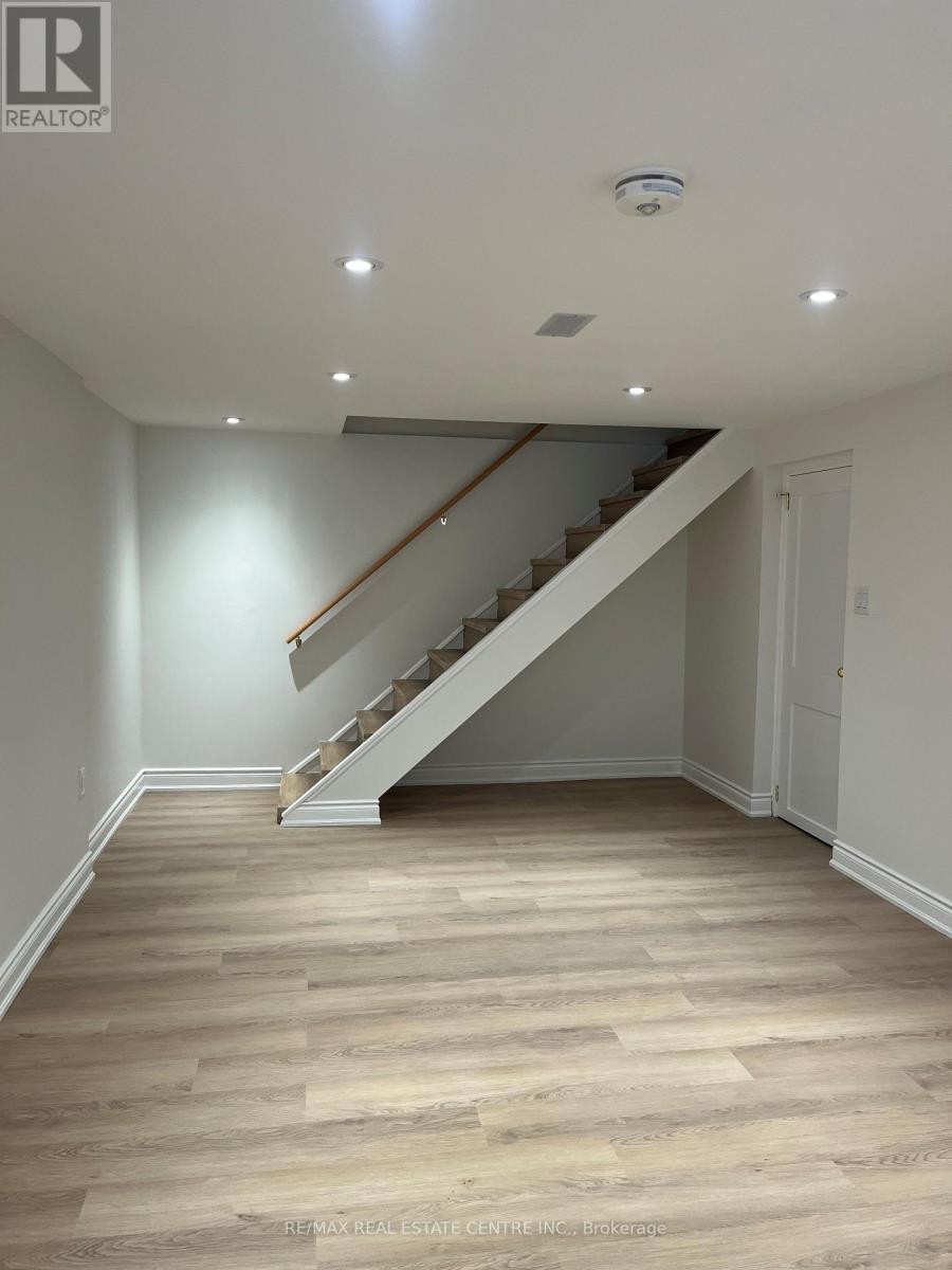 51 Inglewood Drive, Mississauga (Mineola), Ontario  L5G 1X7 - Photo 5 - W12900042