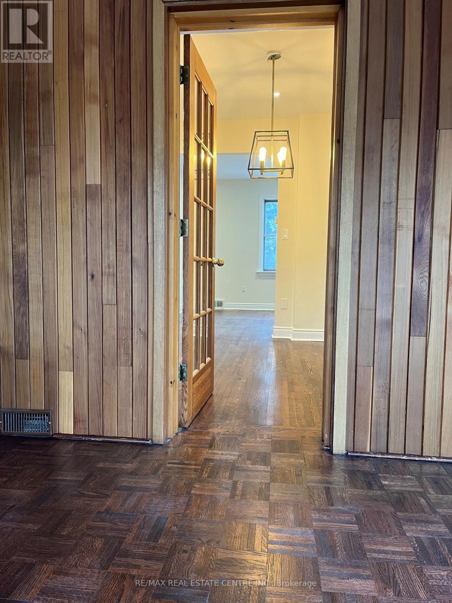 51 Inglewood Drive, Mississauga (Mineola), Ontario  L5G 1X7 - Photo 11 - W12900042