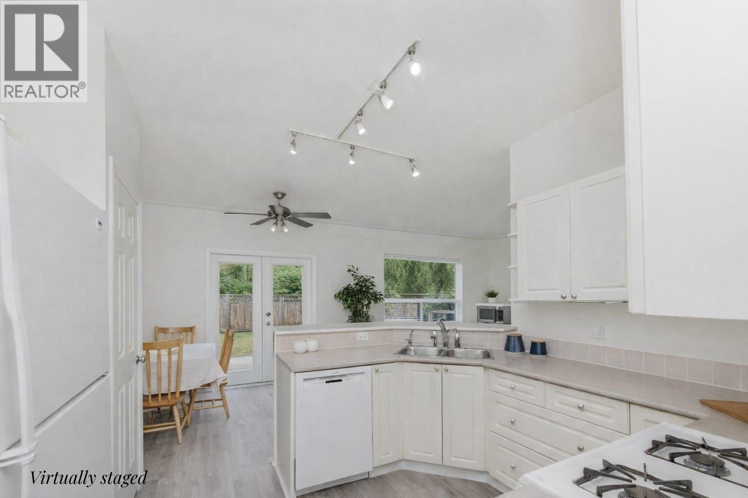 6307 Homestead Avenue, Sechelt, British Columbia  V7Z 0M6 - Photo 11 - R3082821