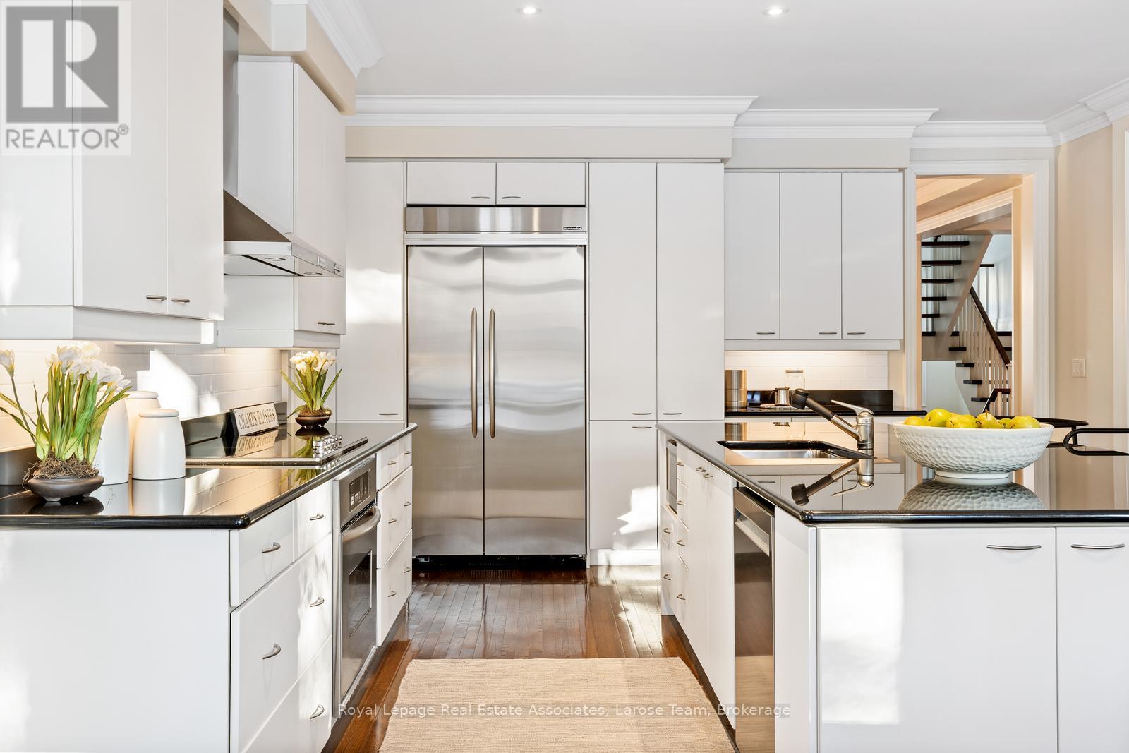 562 Gladwyne Court, Mississauga, Ontario  L5H 4L4 - Photo 16 - W12856138