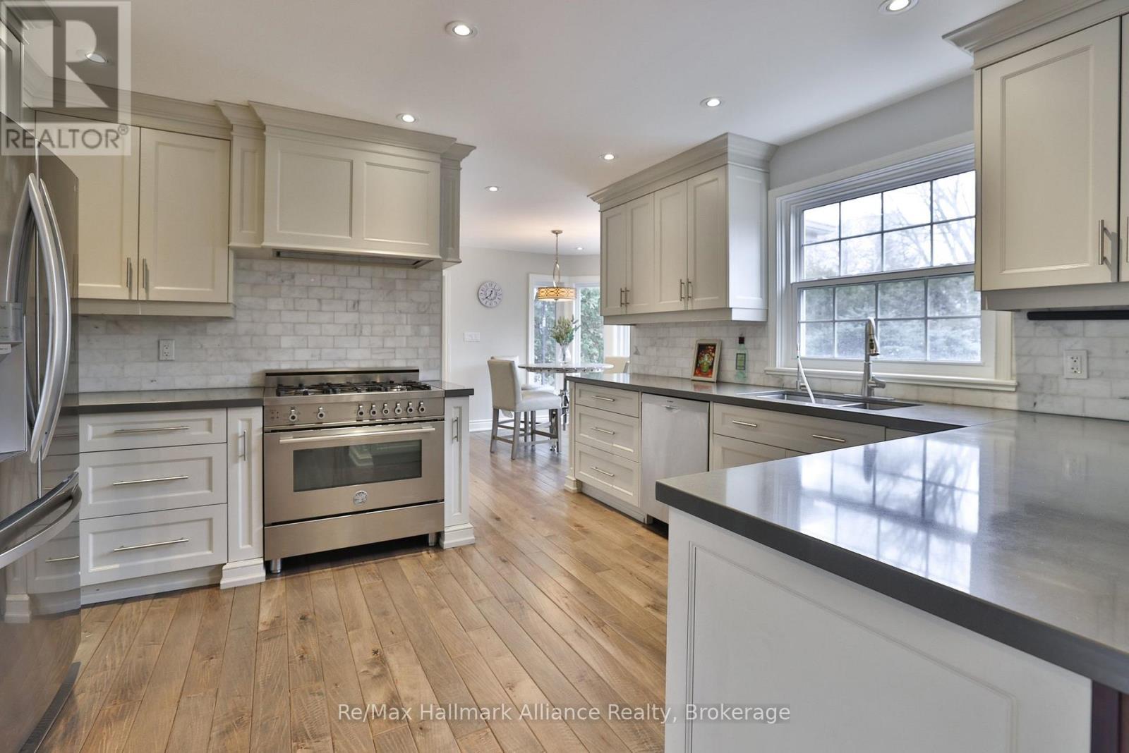 1335 Cambridge Drive, Oakville (Mo Morrison), Ontario  L6J 1S4 - Photo 8 - W12899502