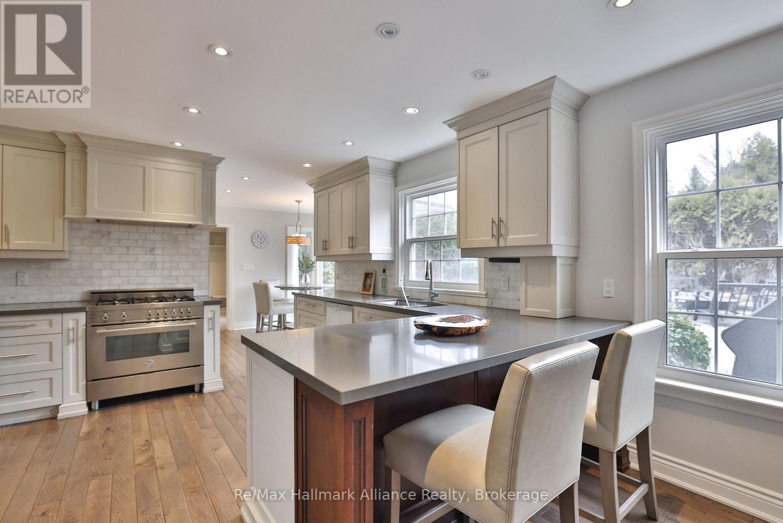 1335 Cambridge Drive, Oakville (Mo Morrison), Ontario  L6J 1S4 - Photo 9 - W12899502