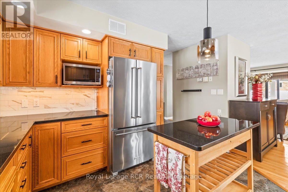 393 1st Street S, Hanover, Ontario  N4N 3T8 - Photo 8 - X12900482