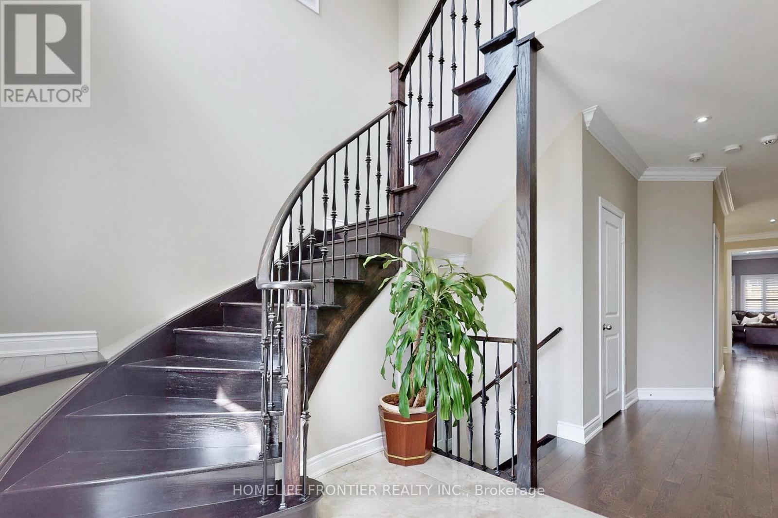 24 Manor Glen Crescent, East Gwillimbury, Ontario  L0G 1M0 - Photo 4 - N12900440