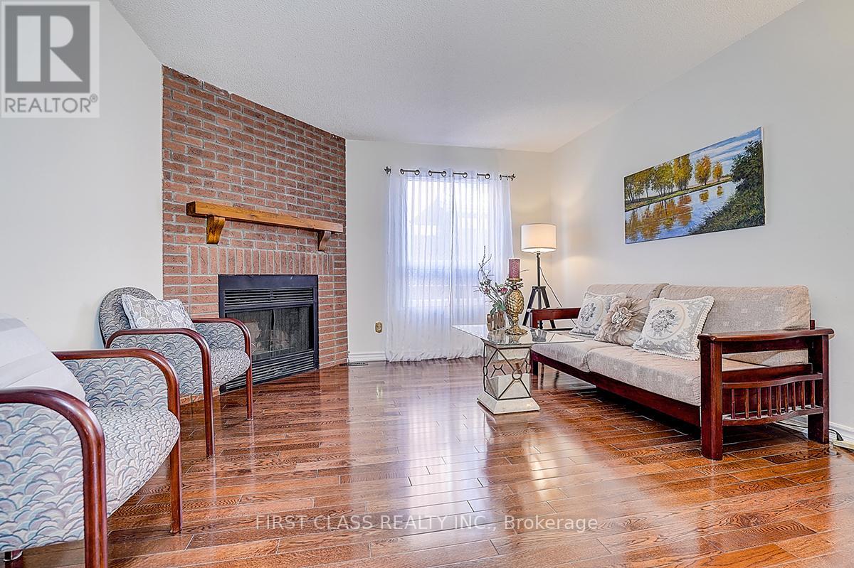20 Lorraine Street, Richmond Hill, Ontario  L4C 0A1 - Photo 6 - N12900450