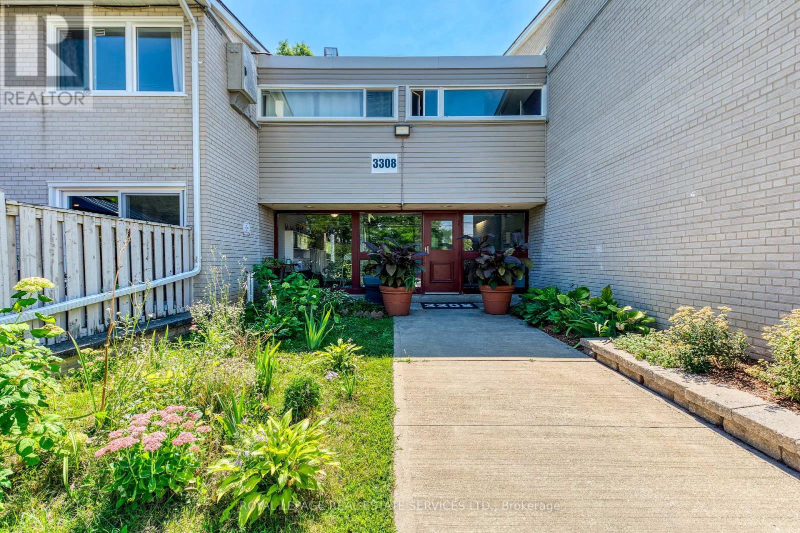 <div class="slider-price">$3,600 Monthly</div><p>9 - 3308 The Credit Woodlands, Mississauga, Ontario</p>