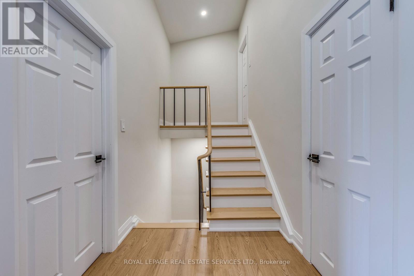 9 - 3308 The Credit Woodlands, Mississauga, Ontario  L5C 2J8 - Photo 2 - W12900488