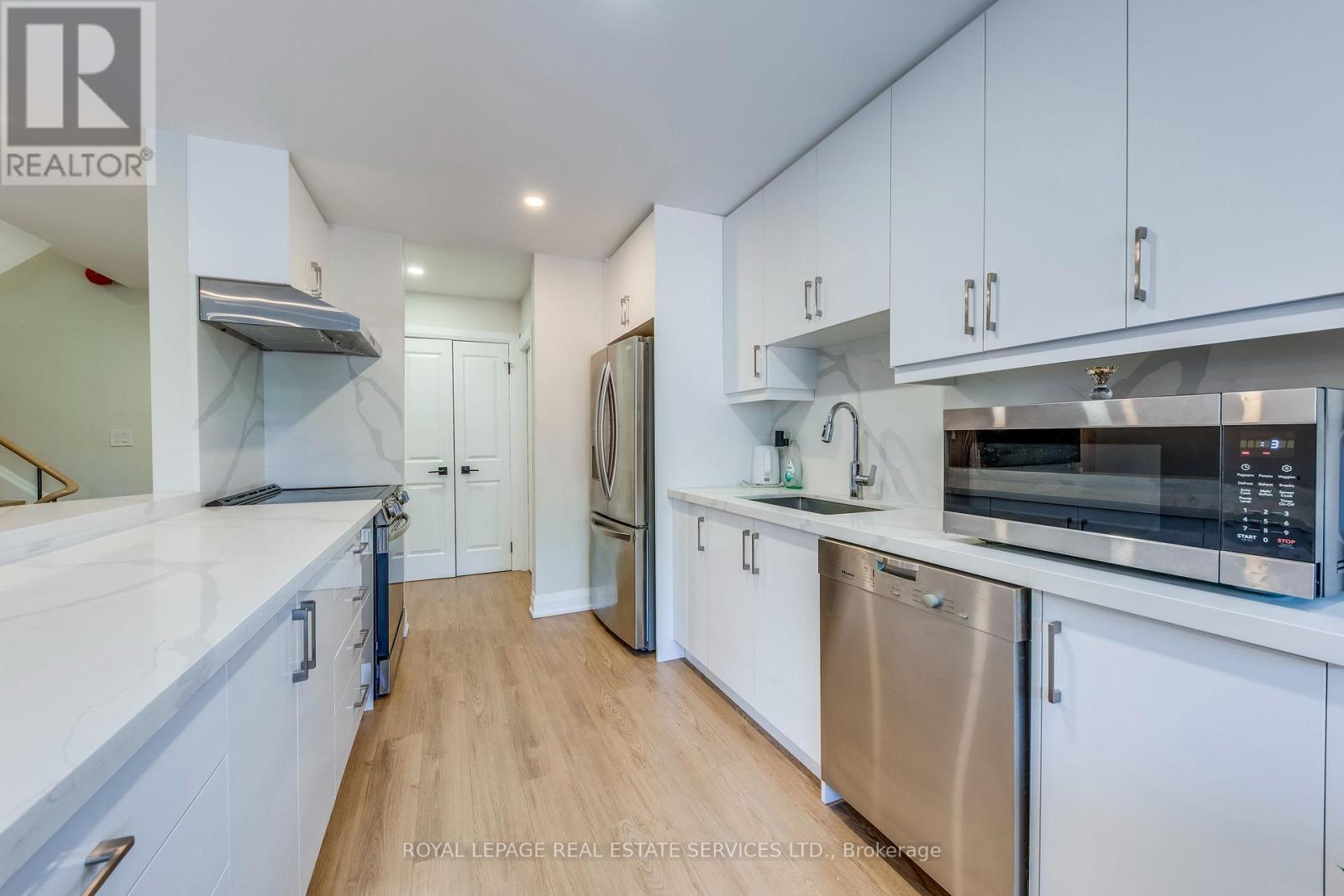 9 - 3308 The Credit Woodlands, Mississauga, Ontario  L5C 2J8 - Photo 5 - W12900488