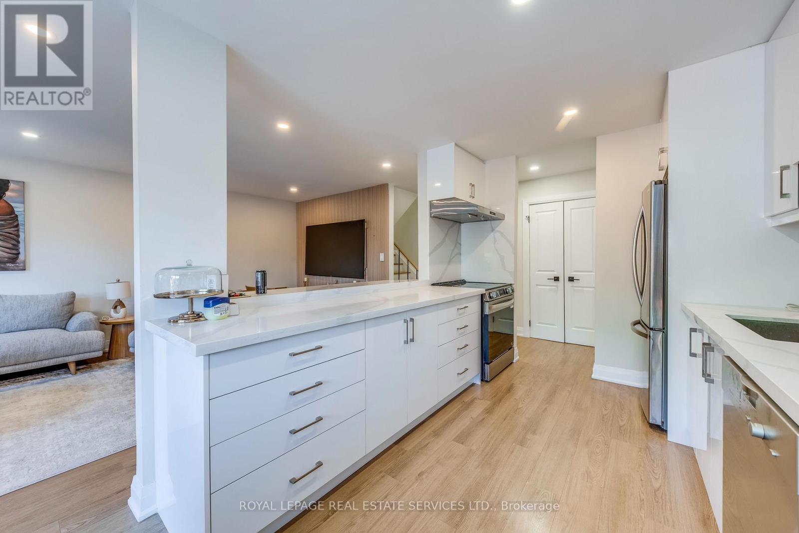 9 - 3308 The Credit Woodlands, Mississauga, Ontario  L5C 2J8 - Photo 6 - W12900488