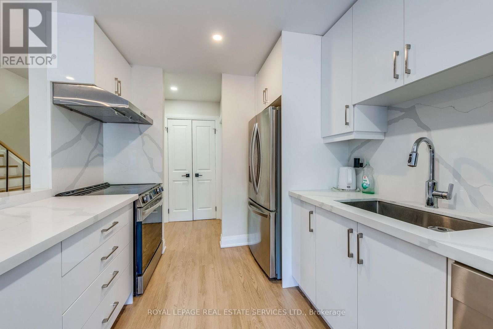 9 - 3308 The Credit Woodlands, Mississauga, Ontario  L5C 2J8 - Photo 7 - W12900488