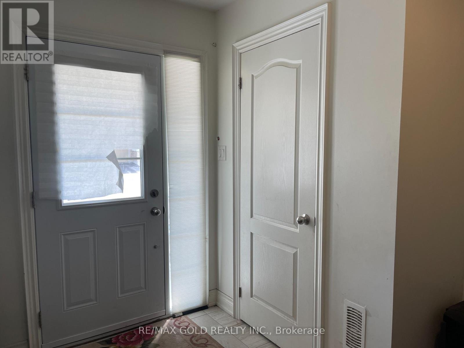 36 Brushwood Drive, Brampton, Ontario  L6Y 6G6 - Photo 4 - W12898364