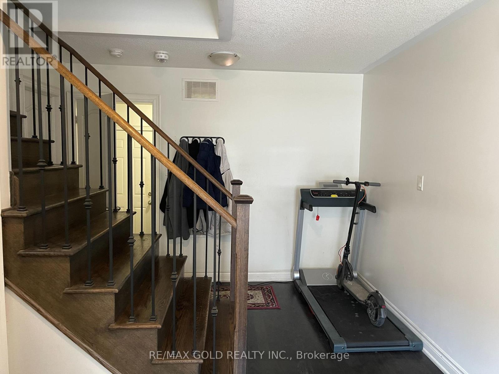 36 Brushwood Drive, Brampton, Ontario  L6Y 6G6 - Photo 5 - W12898364