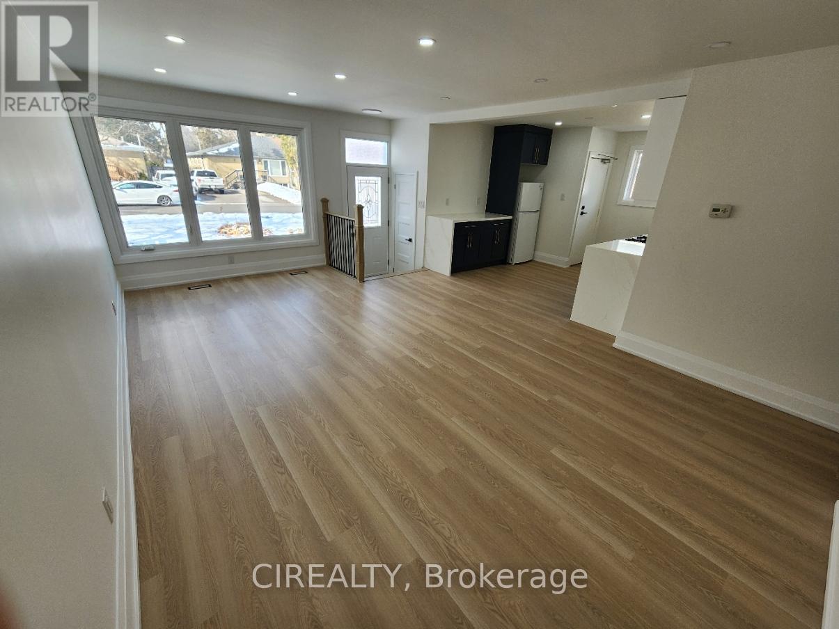 MAIN - 31 BAILEY CRESCENT, Aurora, Ontario