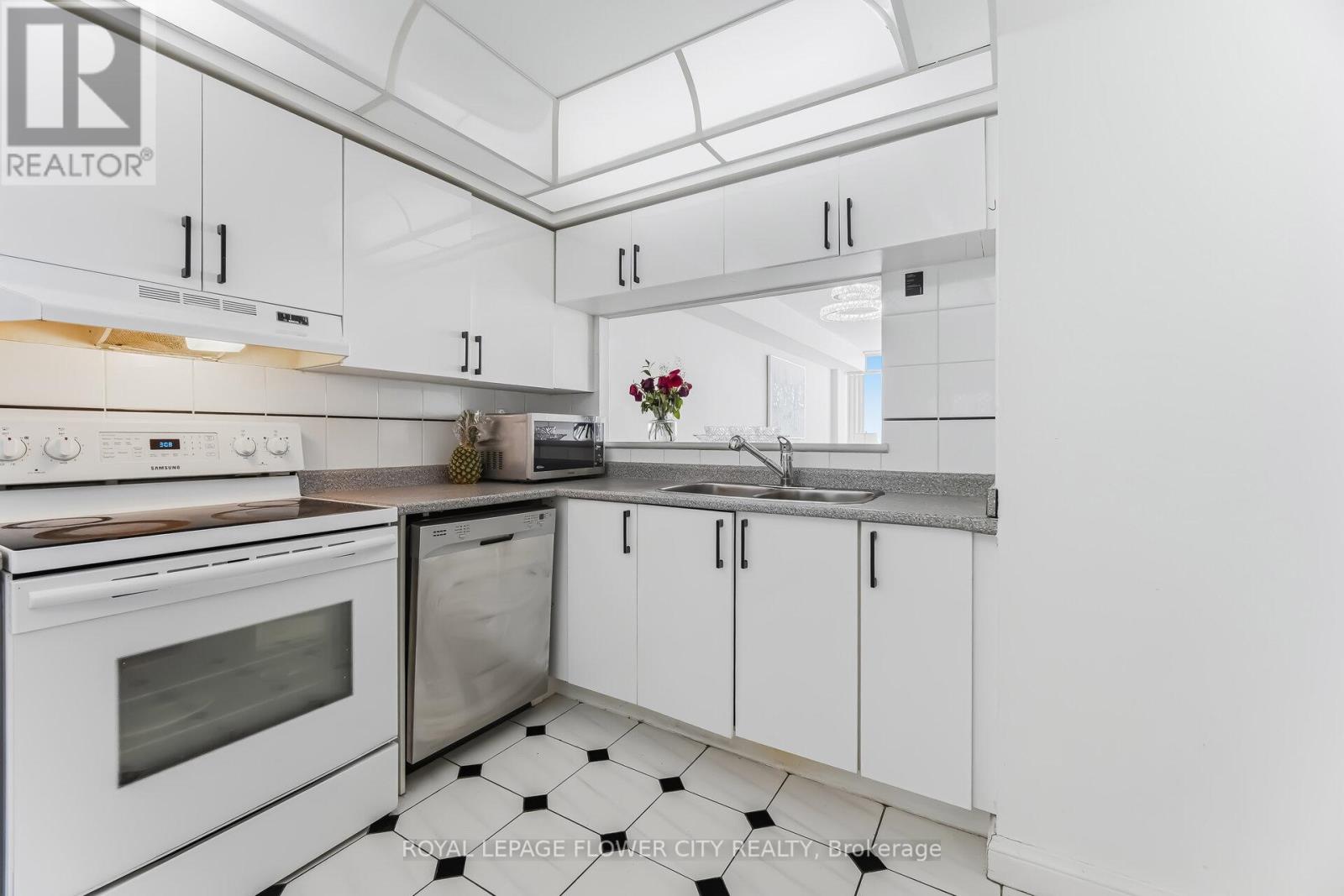 2103 - 22 Hanover Road, Brampton, Ontario  L6S 5K7 - Photo 10 - W12888586