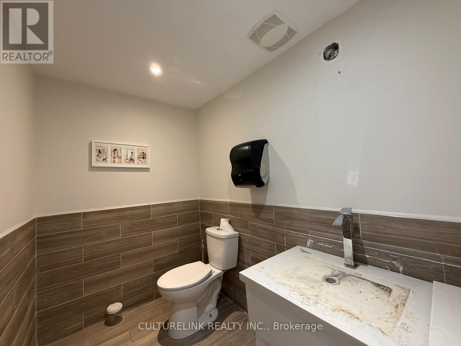 Rear 2nd & 3rd Floor - 5509 Yonge Street, Toronto, Ontario  M2N 5S3 - Photo 10 - C12900672